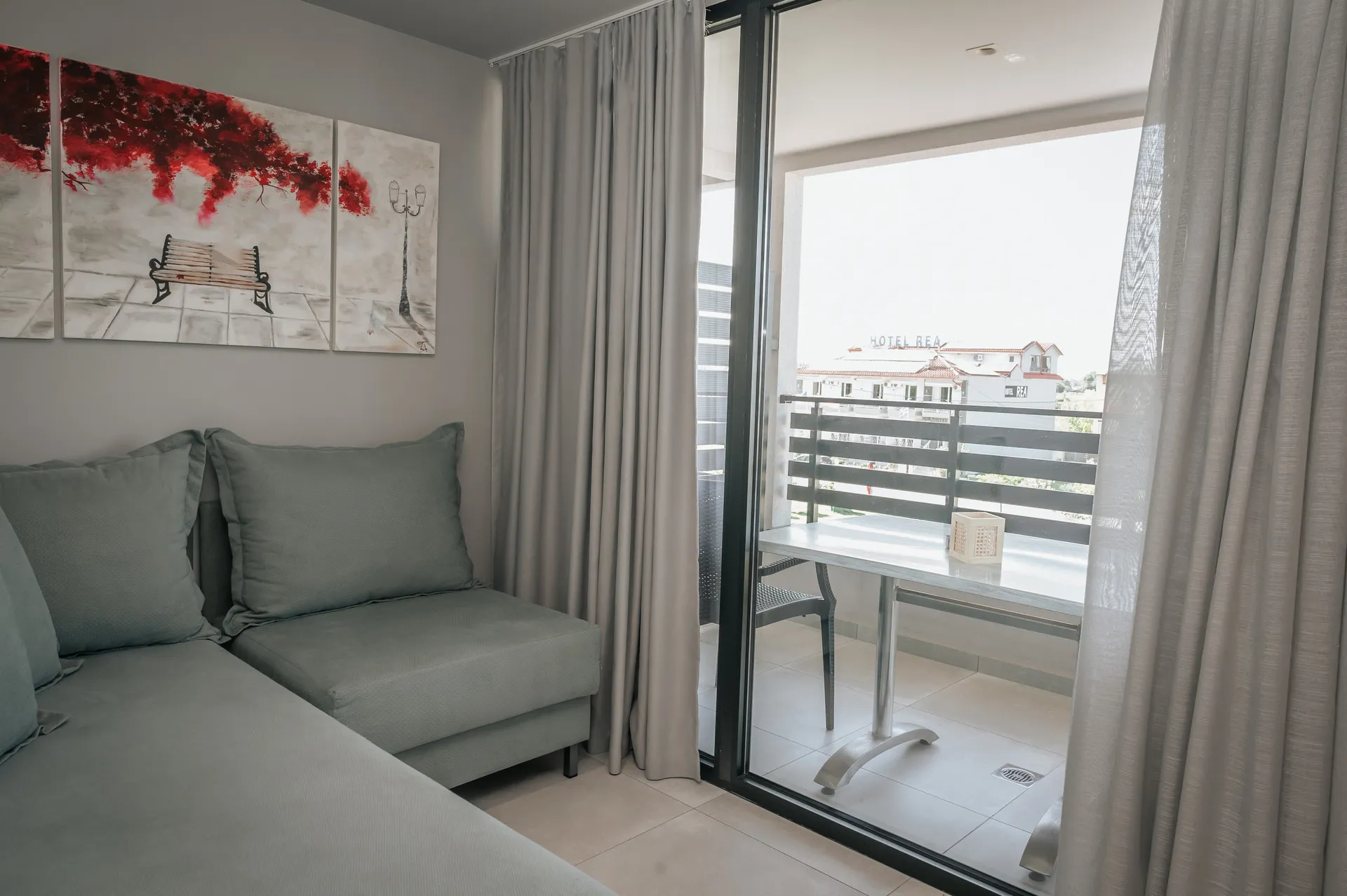Tiara Holidays - Elizabeth Queen Luxury Rooms - King Junior Suite - sofa